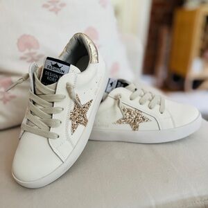 Kids Glitter All Star Sneaker, gold & white vegan leather w zipper side. Size 6